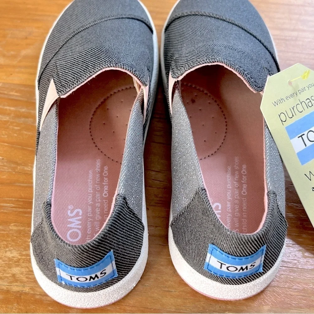 NWT TOMS Avalon Youth Slip On